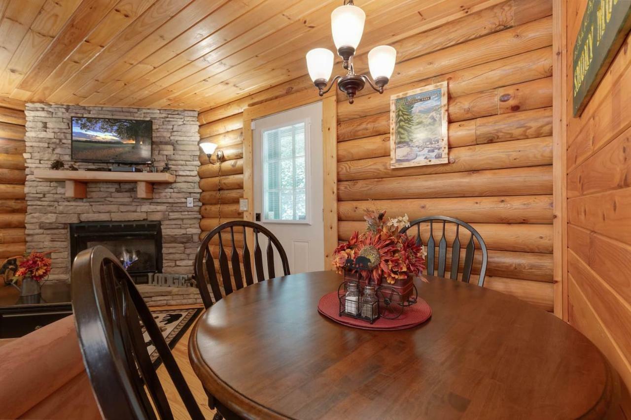 Log Cabin! 1Mile From The Action! Private Lane! Hot Tub! Pool Table! Villa Pigeon Forge Exteriör bild